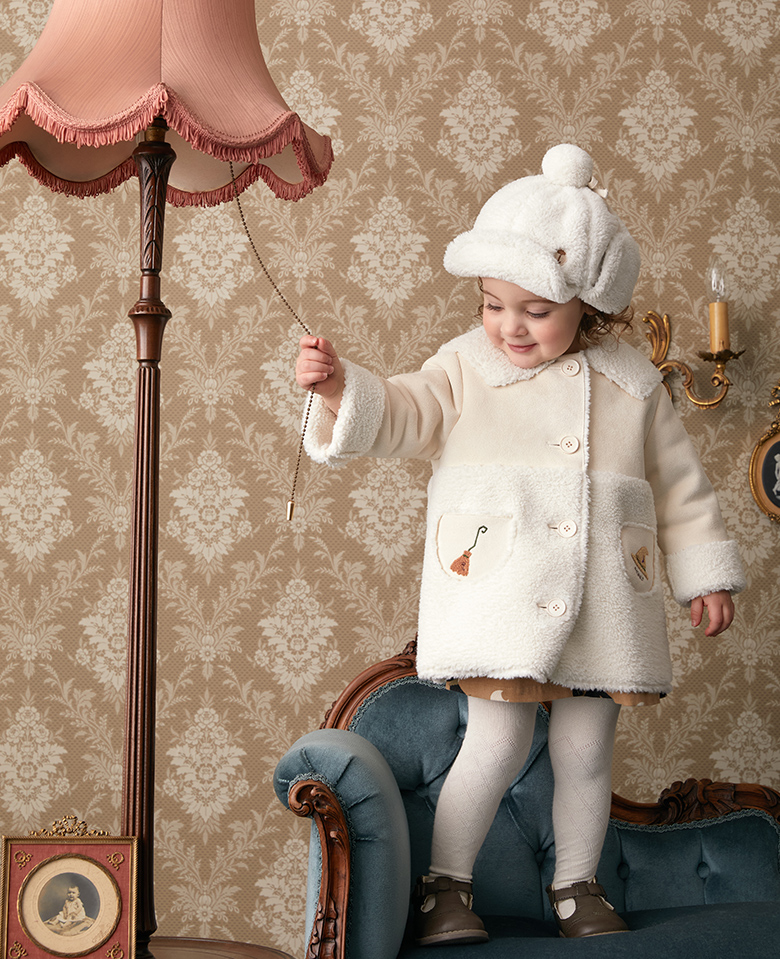 画像：優しい雰囲気のモコモコボアコートにユニークな魔女のプリントがかわいいシャツワンピース