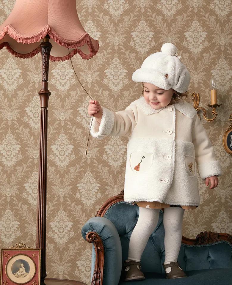 画像：優しい雰囲気のモコモコボアコートにユニークな魔女のプリントがかわいいシャツワンピース