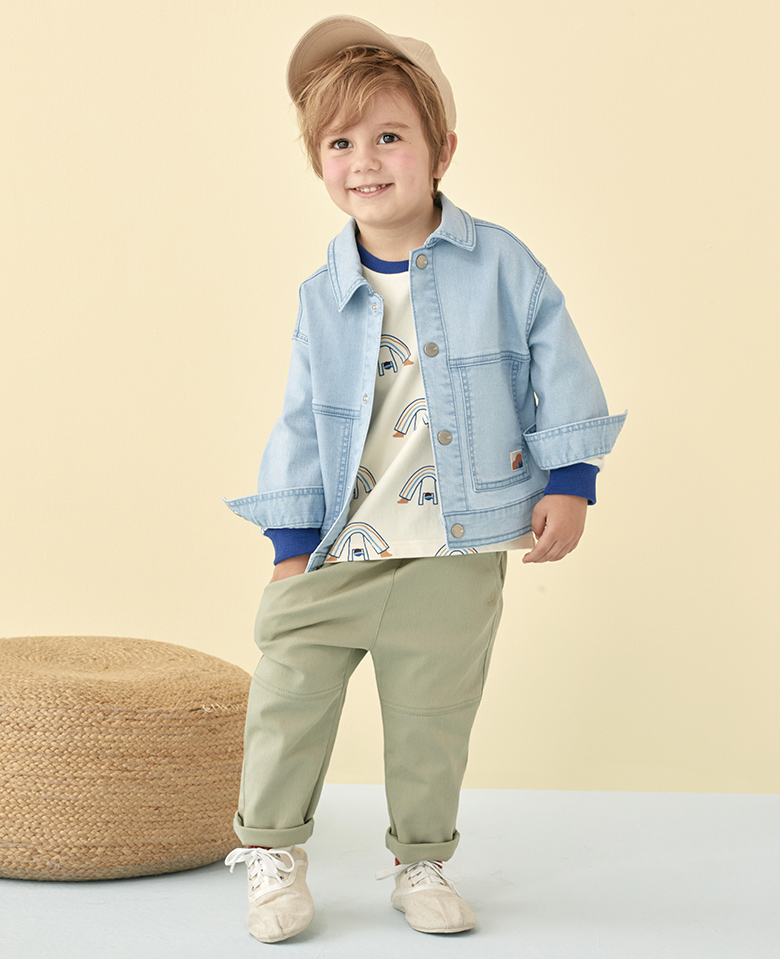 画像：ライトカラーのデニムジャケットにシーズングラフィックのロングスリーブとワークパンツ合わせの男の子イチオシスタイル♪
