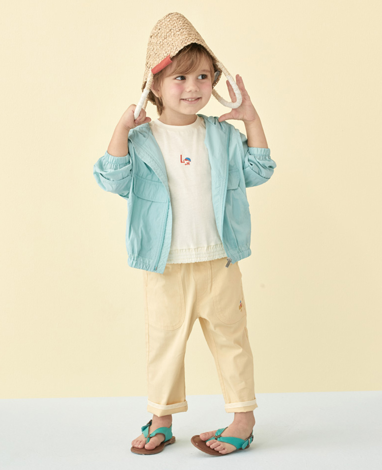 画像：冷房対策になるウィンドブレーカーと、シンプルなトップスとパンツ