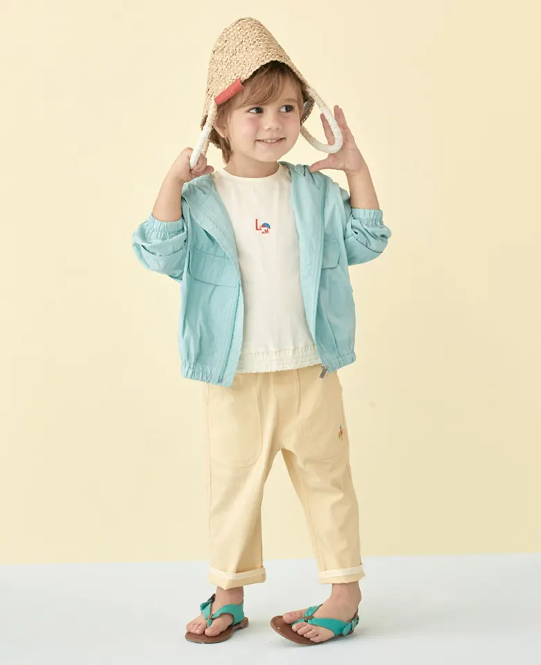 画像：冷房対策になるウィンドブレーカーと、シンプルなトップスとパンツ