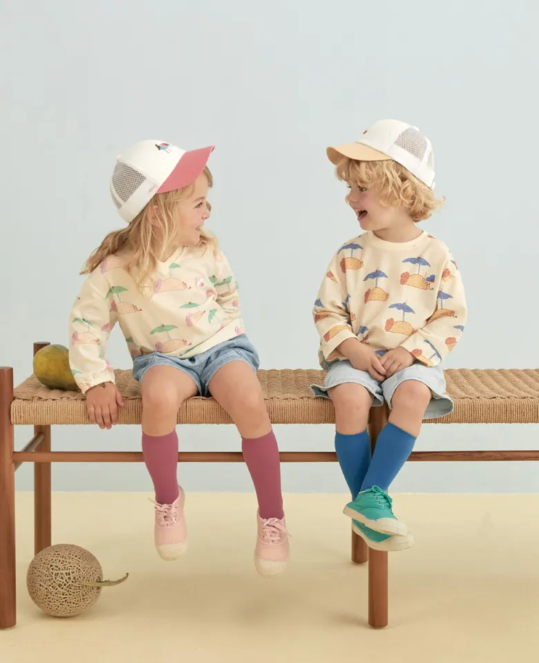 画像：夏のシーズングラフィック柄のトップス。男の子にも女の子にもピッタリなスタイル♪