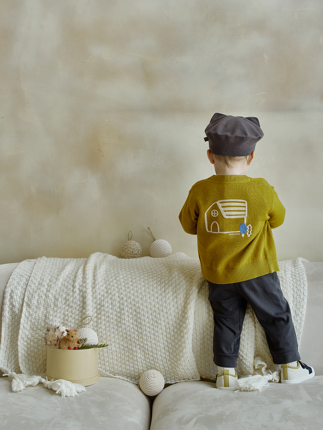 背中を見せる男の子の画像