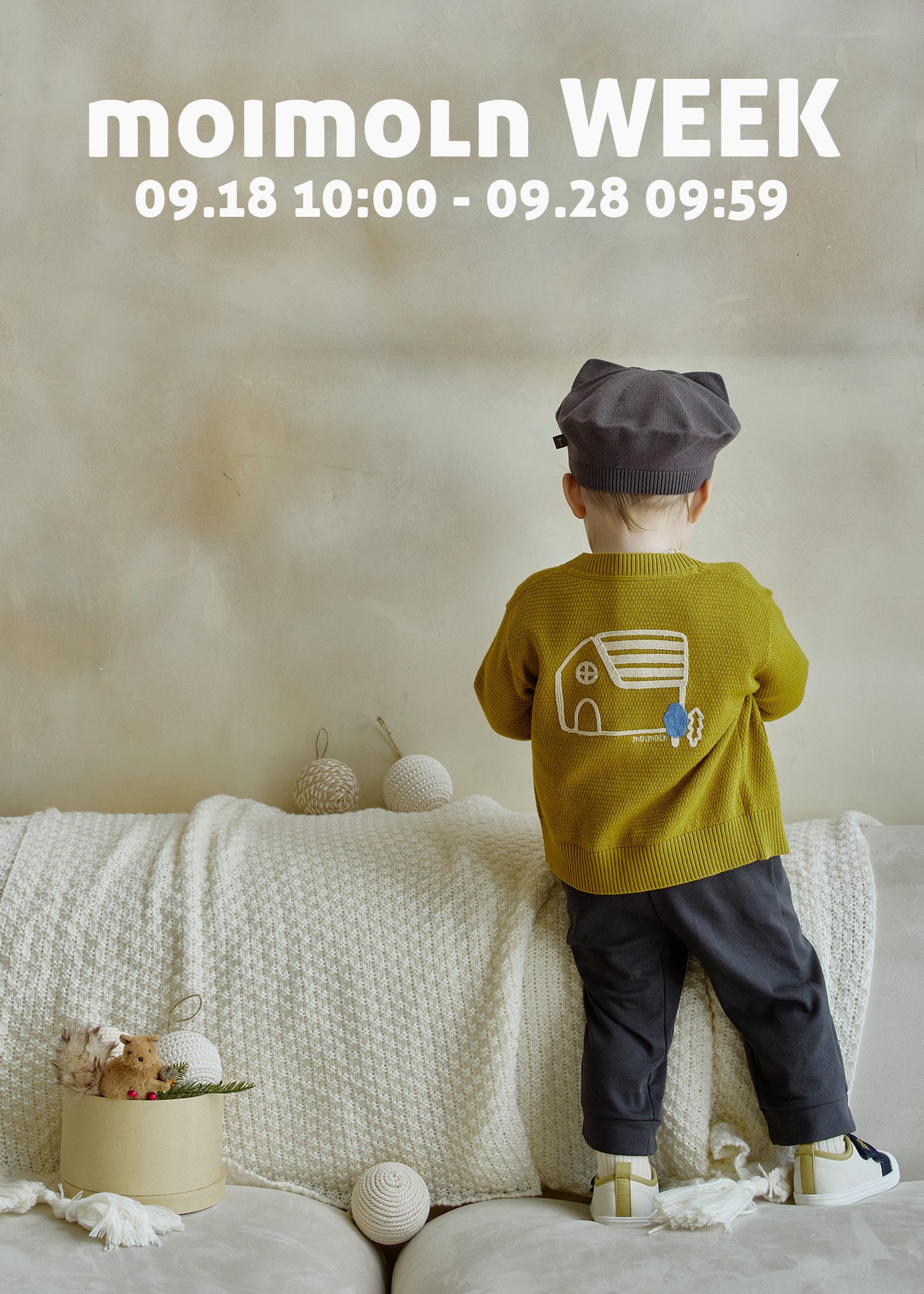 背中を見せる男の子の画像