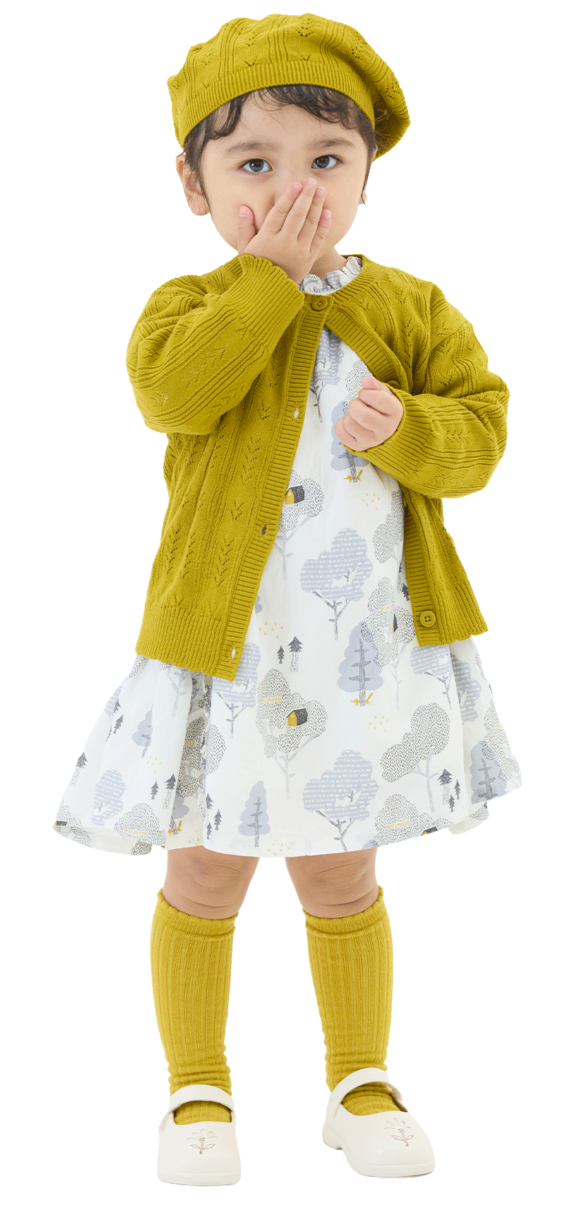 女の子オリーブカラーでまとめたお出かけ用のキッズコーディネート