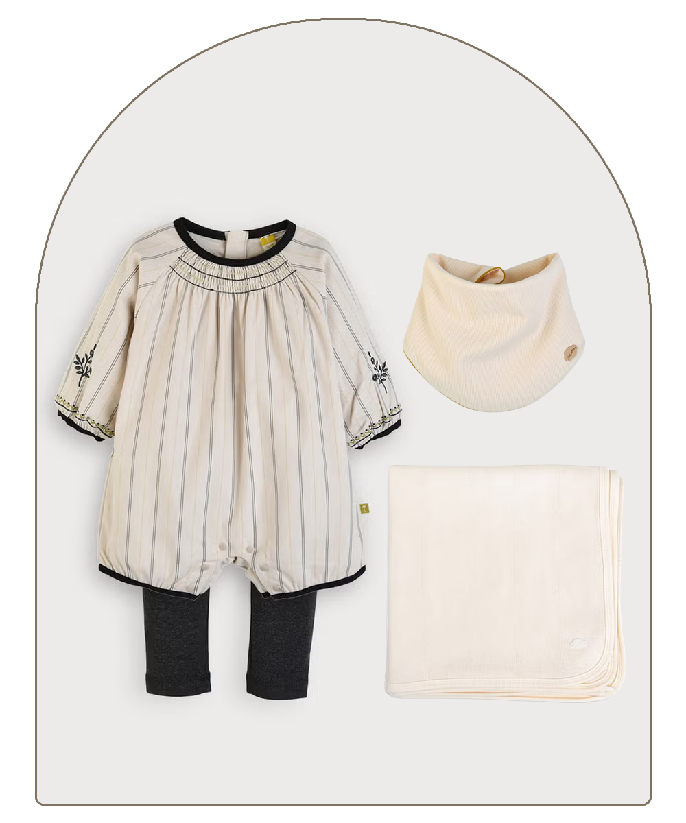 新生児の女の子用ギフトコレクション　アイボリーのカバーオールセット