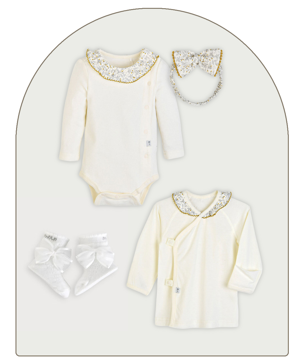 新生児の女の子用ギフトコレクション　クリーム色のロンパースセット