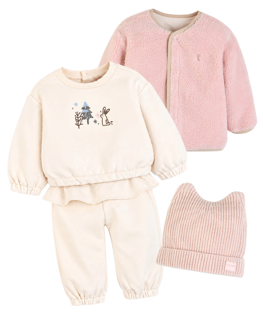 女の子ピンクのアウターのキッズコーディネート